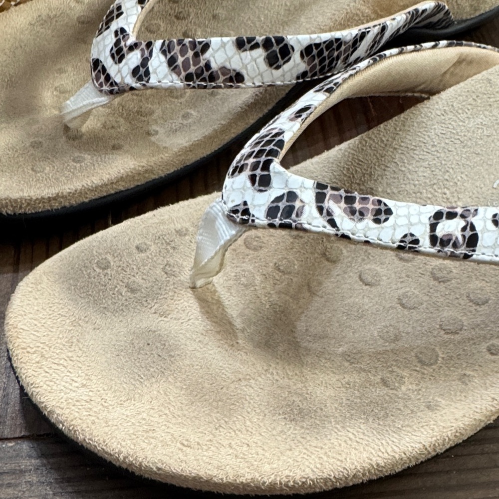 Vionic Women's leopard print  Sandals - Picture 4 of 7